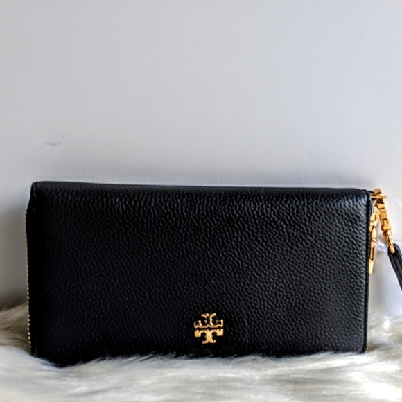 Tory Burch Handbags - Tory Burch Carter Smartphone Bifold Wristlet/Walle